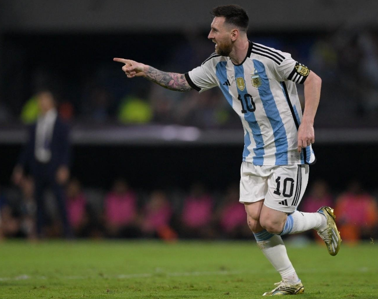 Messi Hattrick, die Nationalmannschaft durchbrach 100 Tore
